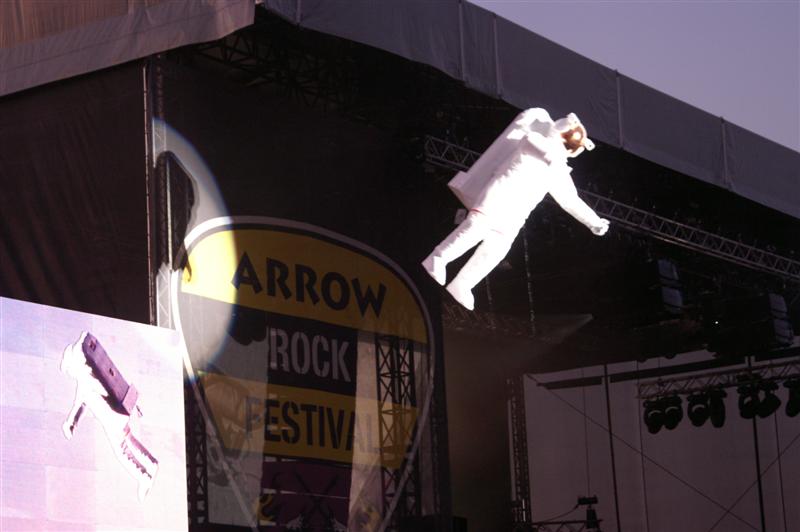 Vliegende astronout tijdens Roger Waters op het Arrow Rock festival (Lichtenvoorde, 10-06-2006)